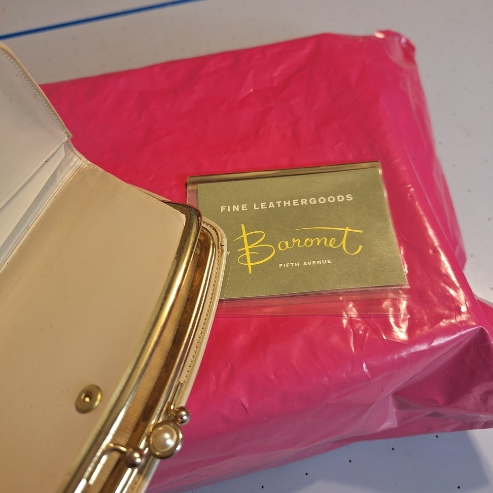 Vintage Baronet Cream Kisslock Wallet - Picture 6 of 10